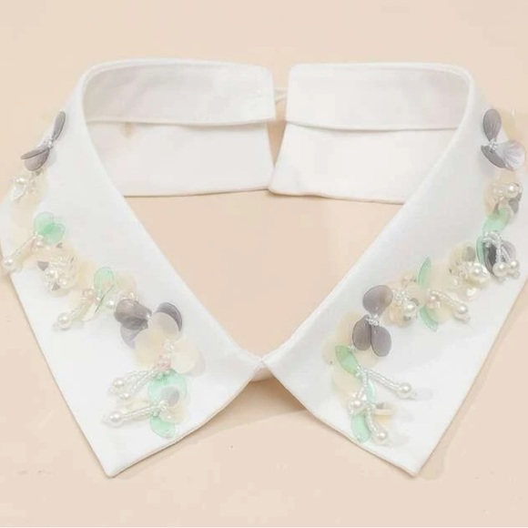 A+ Boutique Accessories - Embellished Dickey Collar 💎